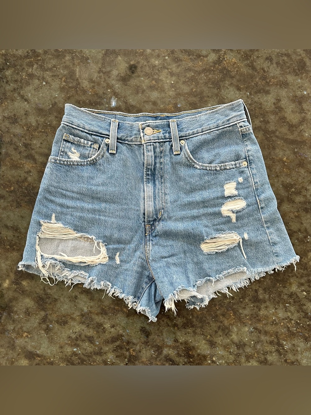 Levi’s Women’s Distressed High Rise Mom Shorts. Women’s Size 27.